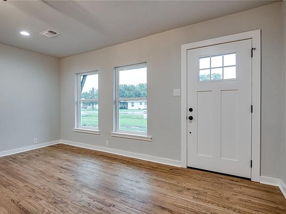 4th image of 613 W Oak St