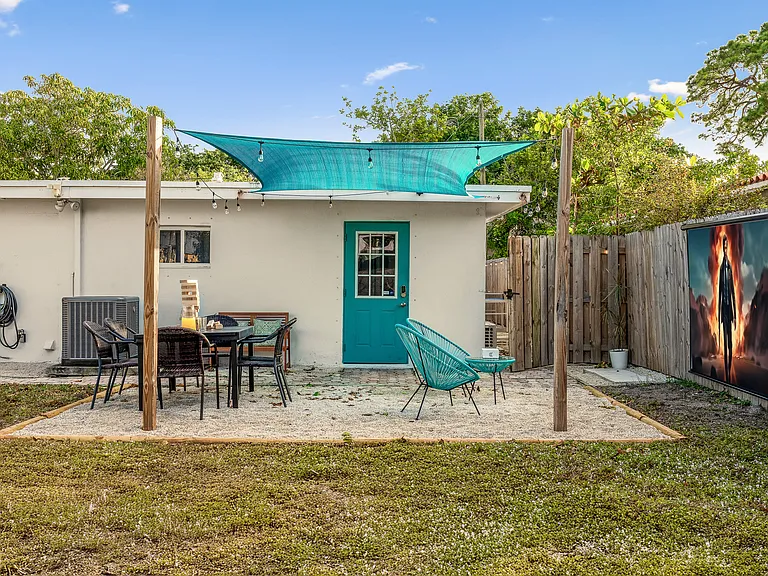 3961 NE 10th Ave — Photo 46