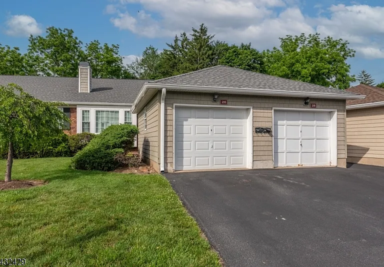 28 Brandywyne Dr — Photo 1