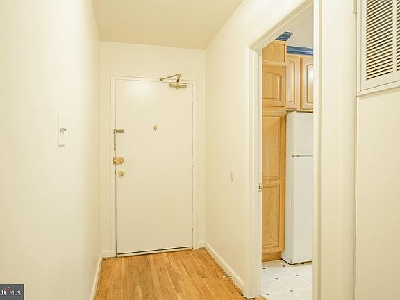 4th image of 10501 Montrose Ave #10501