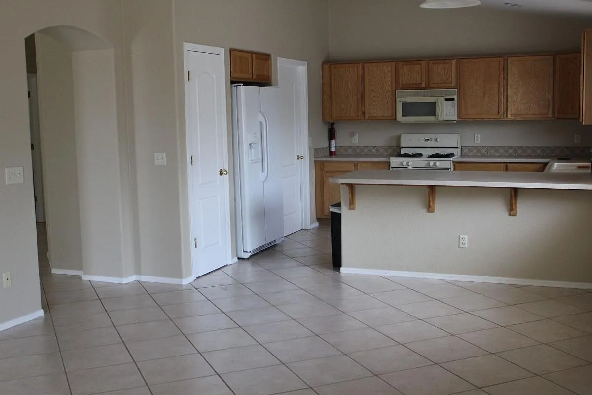 3 bed, 2019 sqft, $2,150 — Photo 3