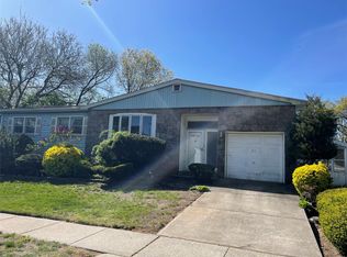 21 Flower Rd, Valley Stream, NY 11581