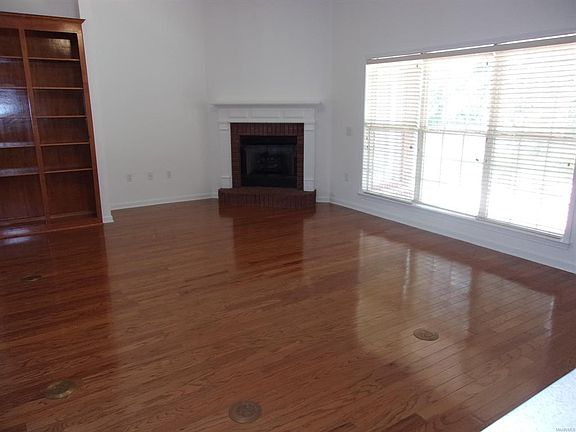 4th image of 306 E Sommer Oak Dr
