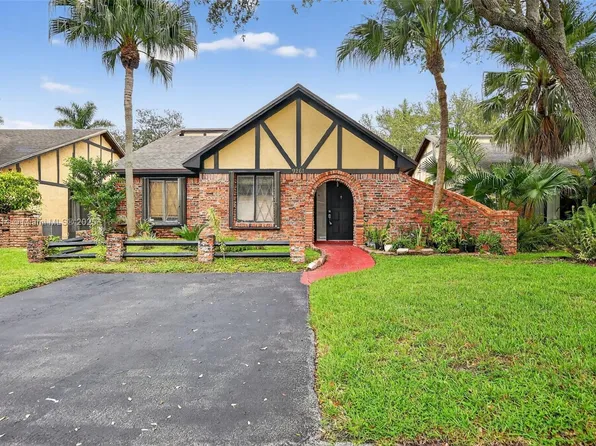 9261 NW 49th Pl, Sunrise, FL 33351