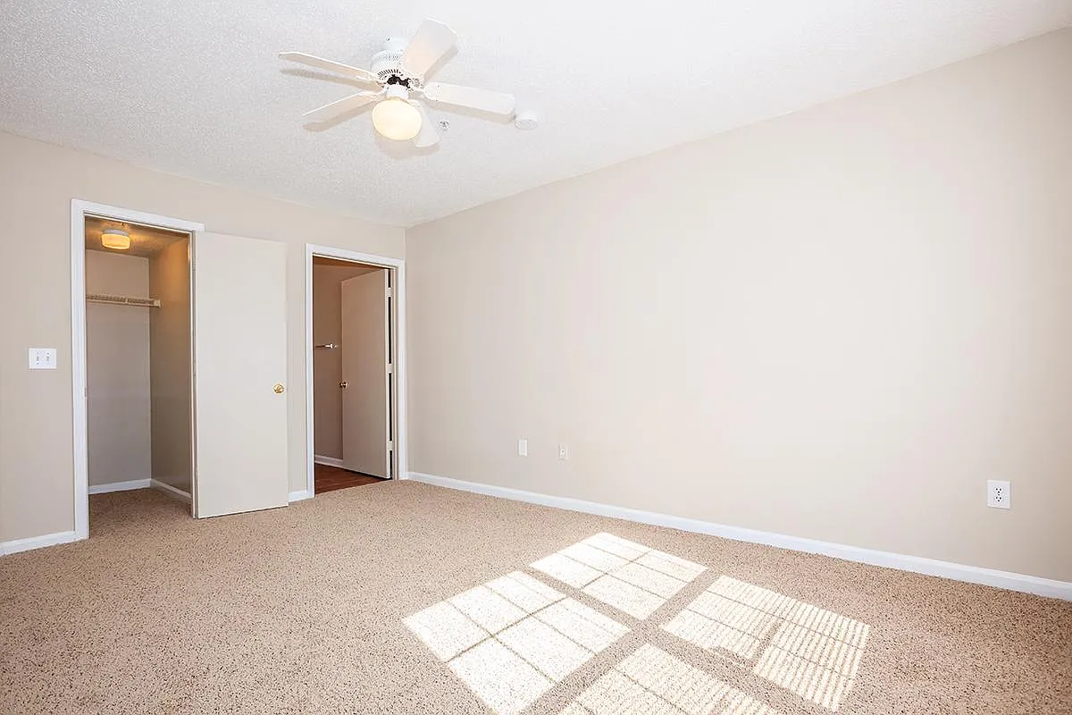 Laurelwood Park Apartments — Photo 4