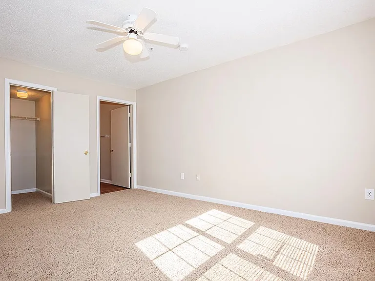 Laurelwood Park Apartments — Photo 4