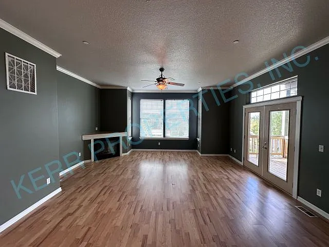 The First Full Month's Rent Is Free! Charming 3-Bedroom Tri-Level Retreat In Estacada With Spacio... — Photo 3