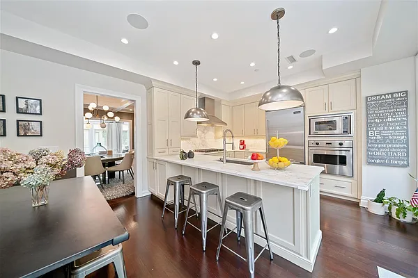 Sold by Christie's International R.E. North Jersey, Inc. | media 39