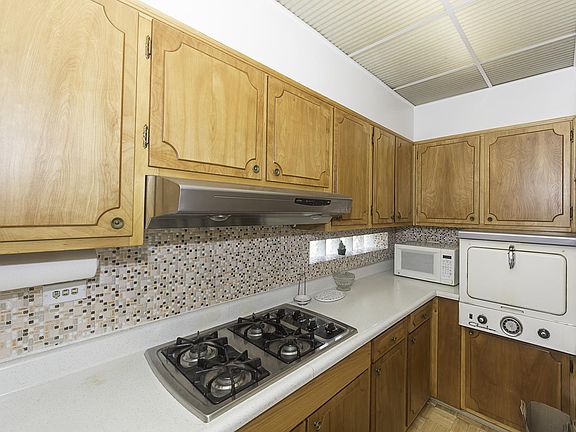 5th image of 2824 N Newcastle Ave