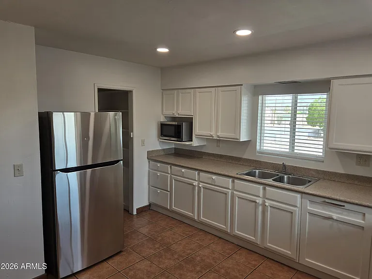 145 W Wickenburg Way #B — Photo 7