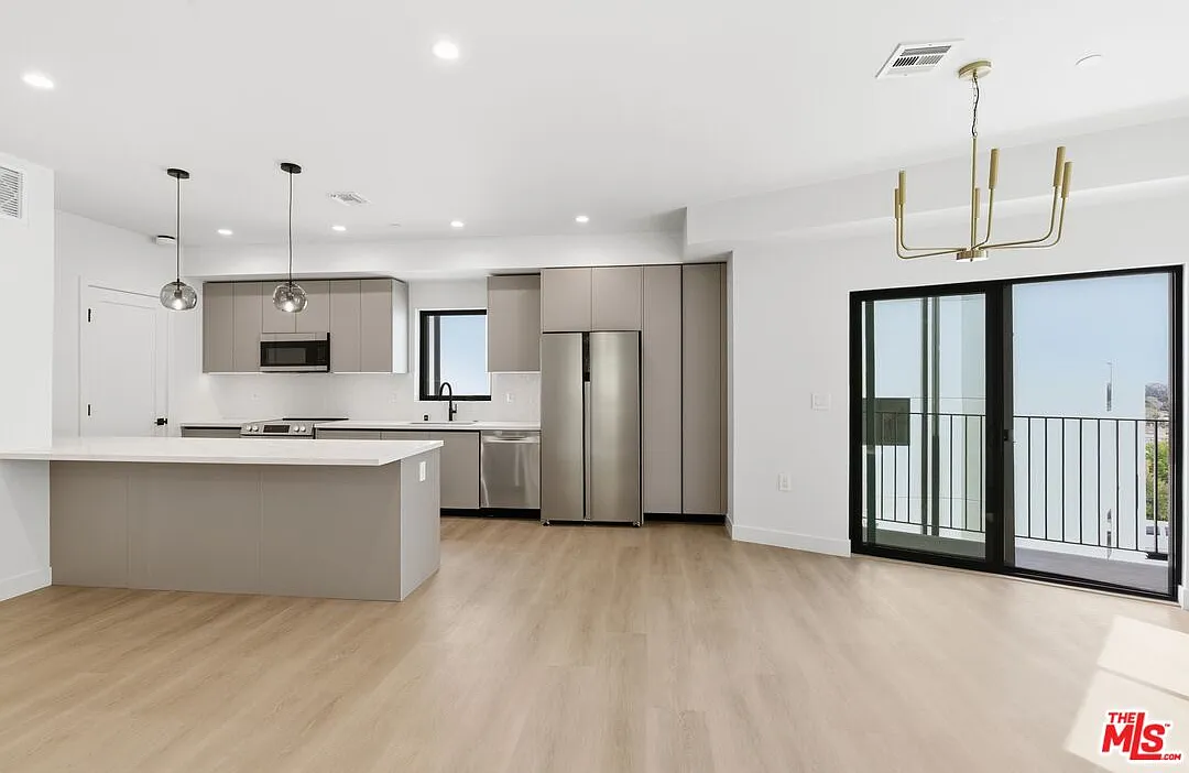 3 bed, 3.0 bath, 3369 sqft, $5,499 — Photo 1