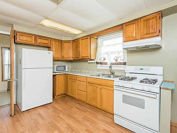 3rd image of 111 S Aurora St