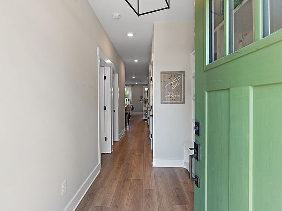 3rd image of 2075 Oakwood Ave