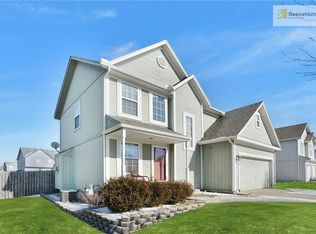 956 E Oak Crest Dr, Gardner, KS 66030
