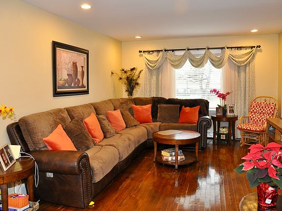 4th image of 33 Edison Ct