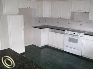 15287 Yellowstone Dr, Macomb, MI 48042