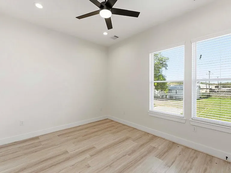 7809 Dyer St — Photo 6