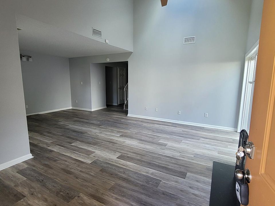 1st image of 209 Quarter Trl