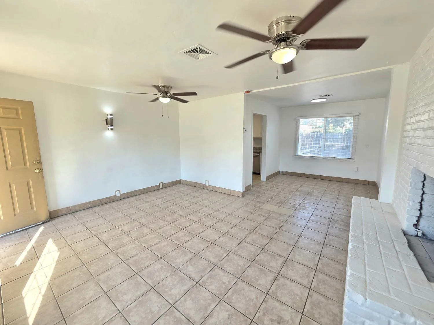 3 bed, 1000 sqft, $2,100 — Photo 4
