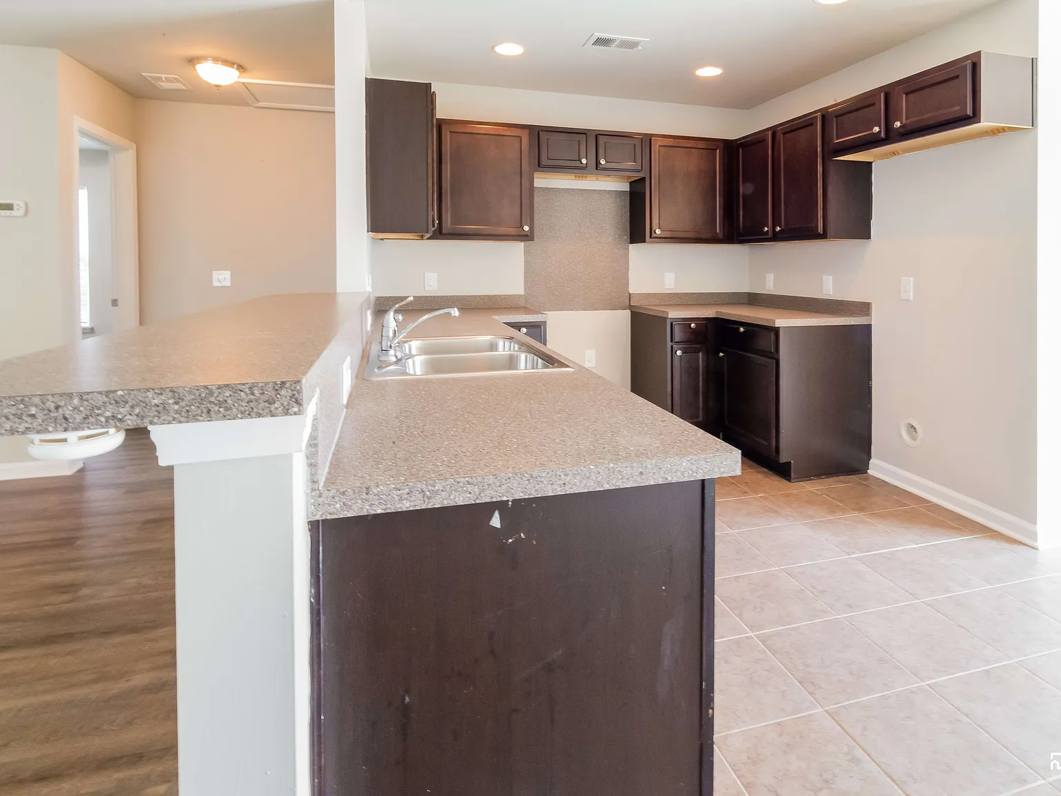 3 bed, 2.0 bath, 1197 sqft, $2,000 — Photo 4