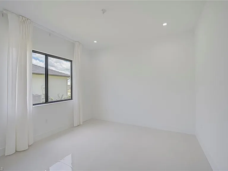 4775 Quercia Dr — Photo 16