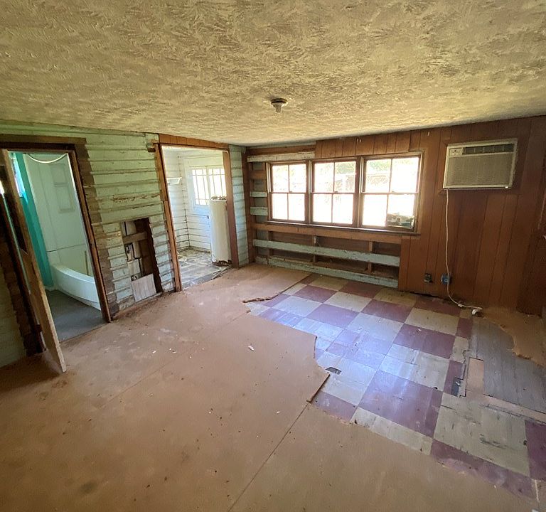 10th image of 356 E Pine St
