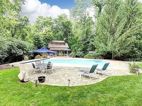 3rd image of 445 Carthage Dr