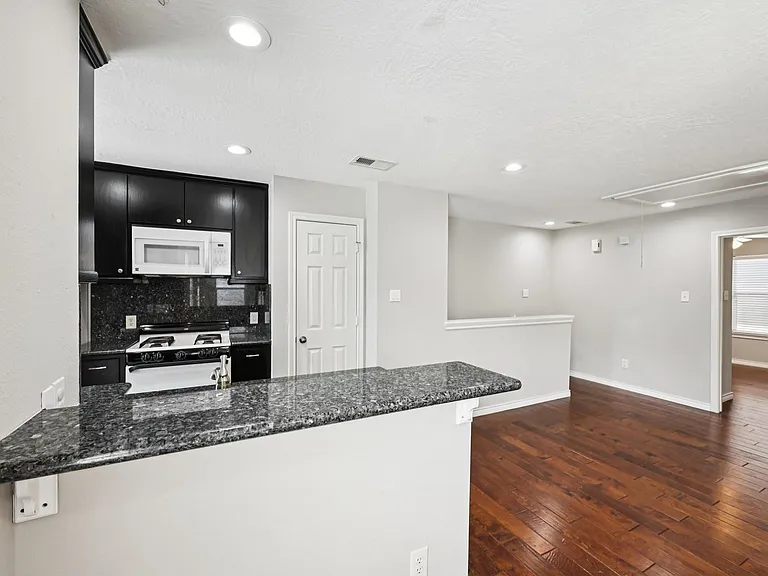 1405 Bailey St — Photo 13