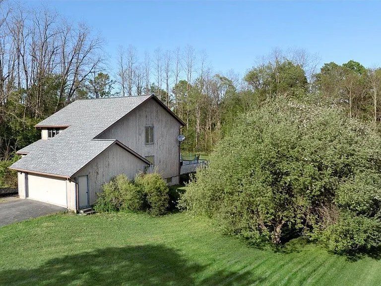 Chantal Ct — Photo 3