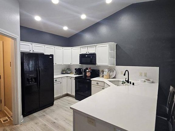 2nd image of 808 Royal Ave