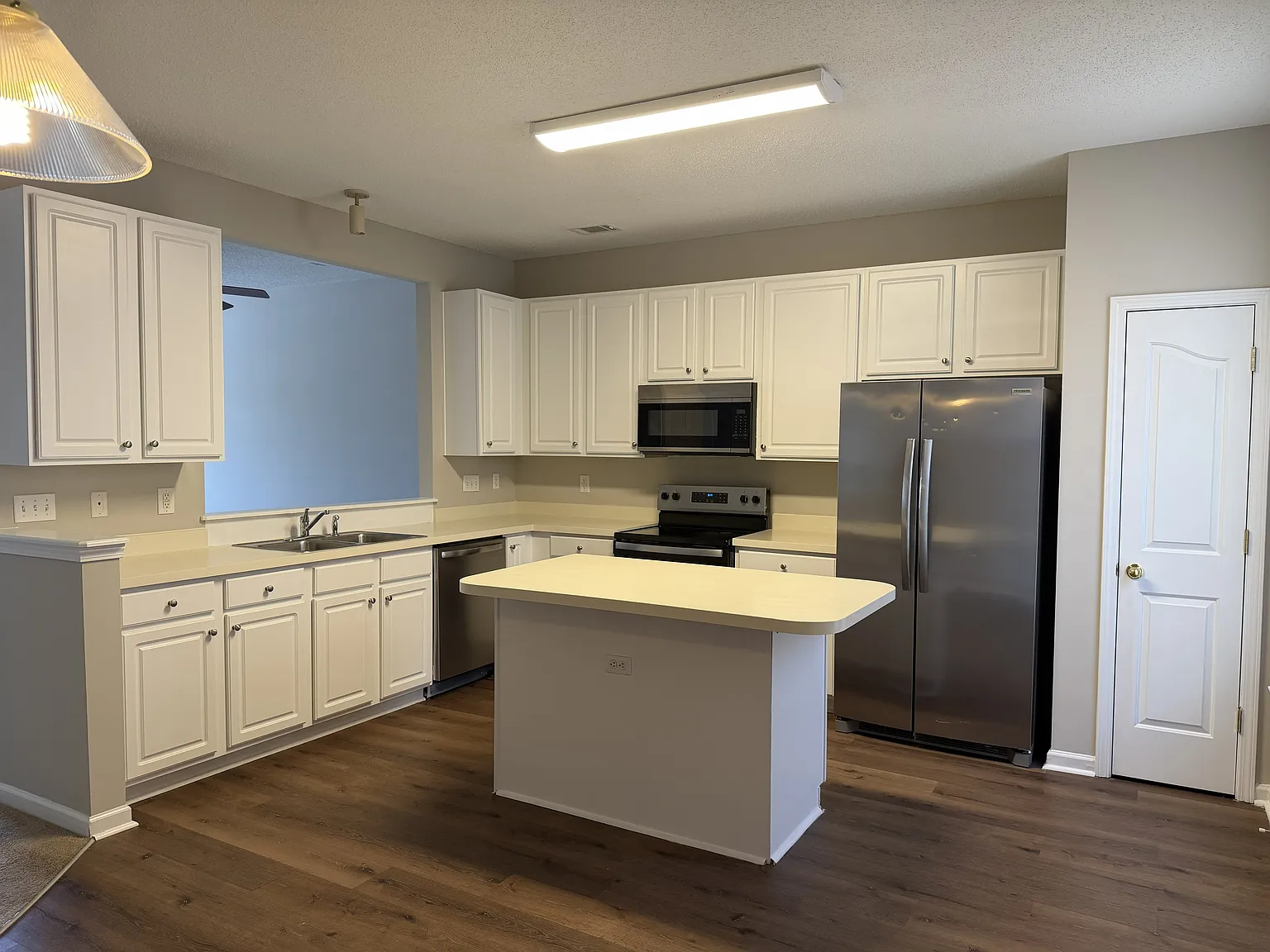 3 bed, 2.5 bath, 1500 sqft, $1,675 — Photo 3