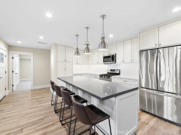 826 Cliff Dr #LOWER — Photo 2