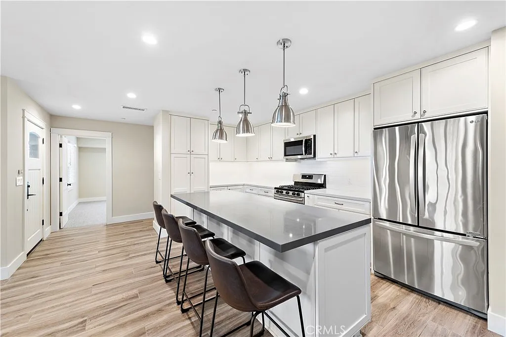 Building Photo - 826 Cliff Dr #LOWER
