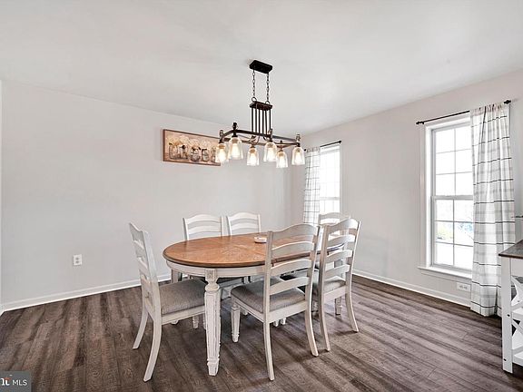 5th image of 24 Rockdale Dr