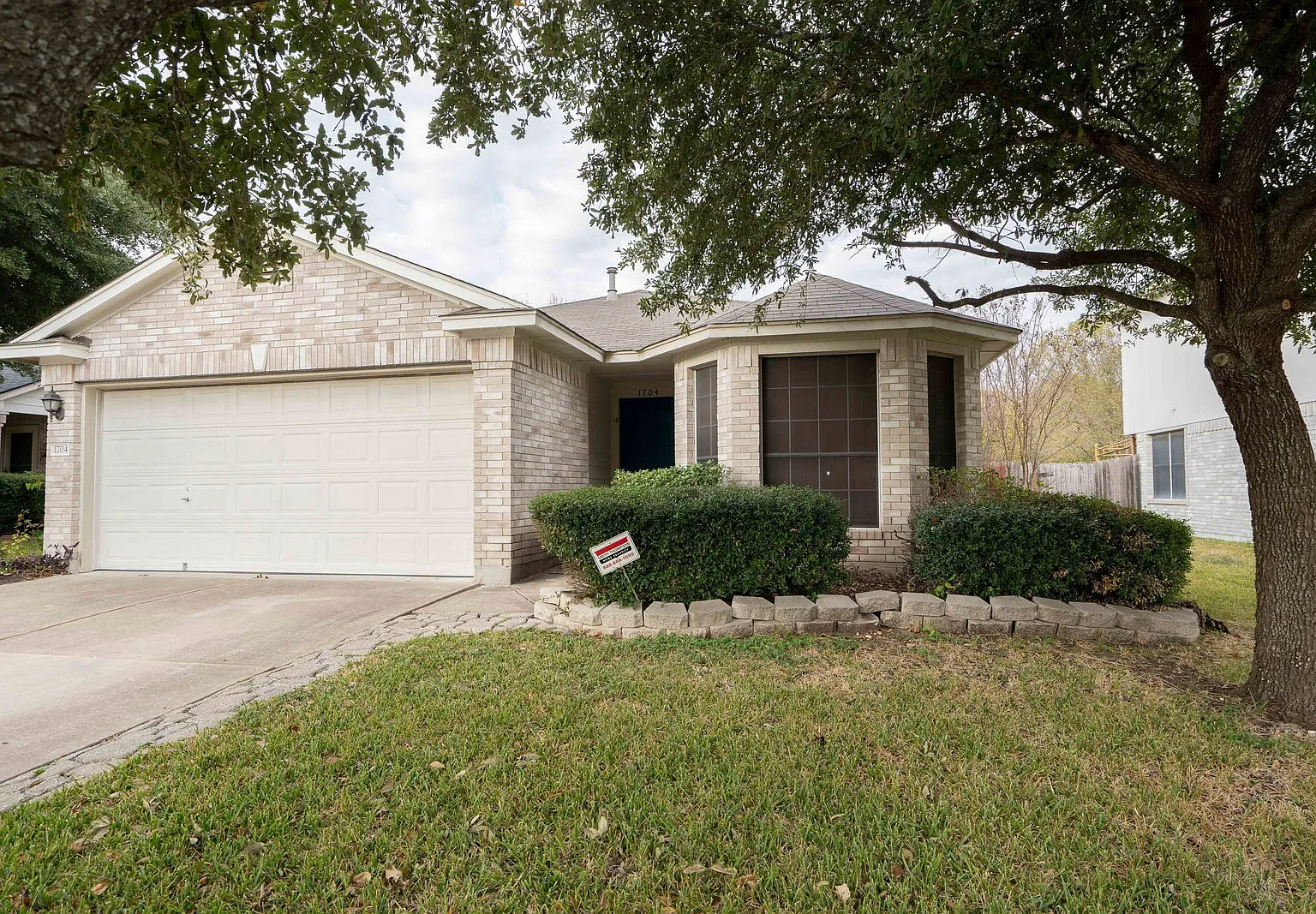 3 bed, 2.0 bath, 1299 sqft, $1,800 — Photo 1