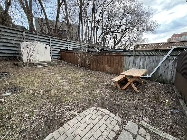 Hillary Ave — Photo 9