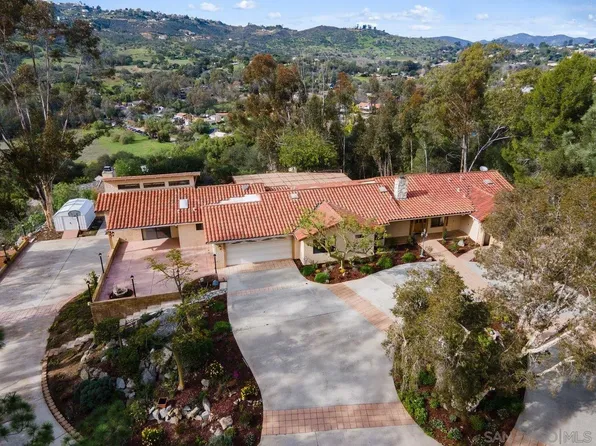 2665 Kauana Loa Dr, Escondido, CA 92029