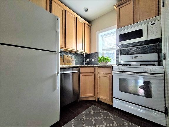 2nd image of 3254 N Clifton Ave #E1