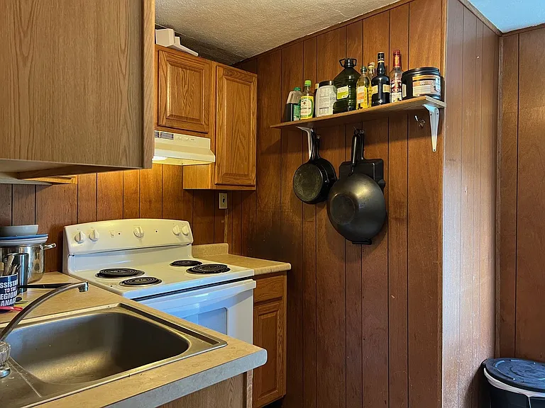 Comfortable Old Home converted into Apartments — Photo 22