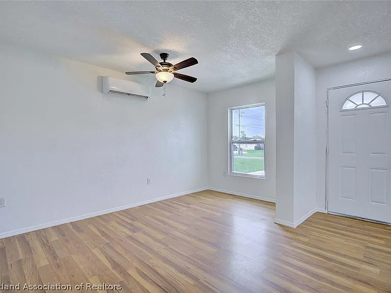 1547 Sycamore Ave — Photo 24