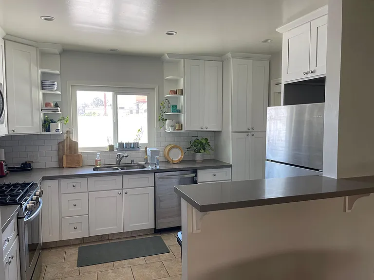 10712 Woodbridge kitchen & island