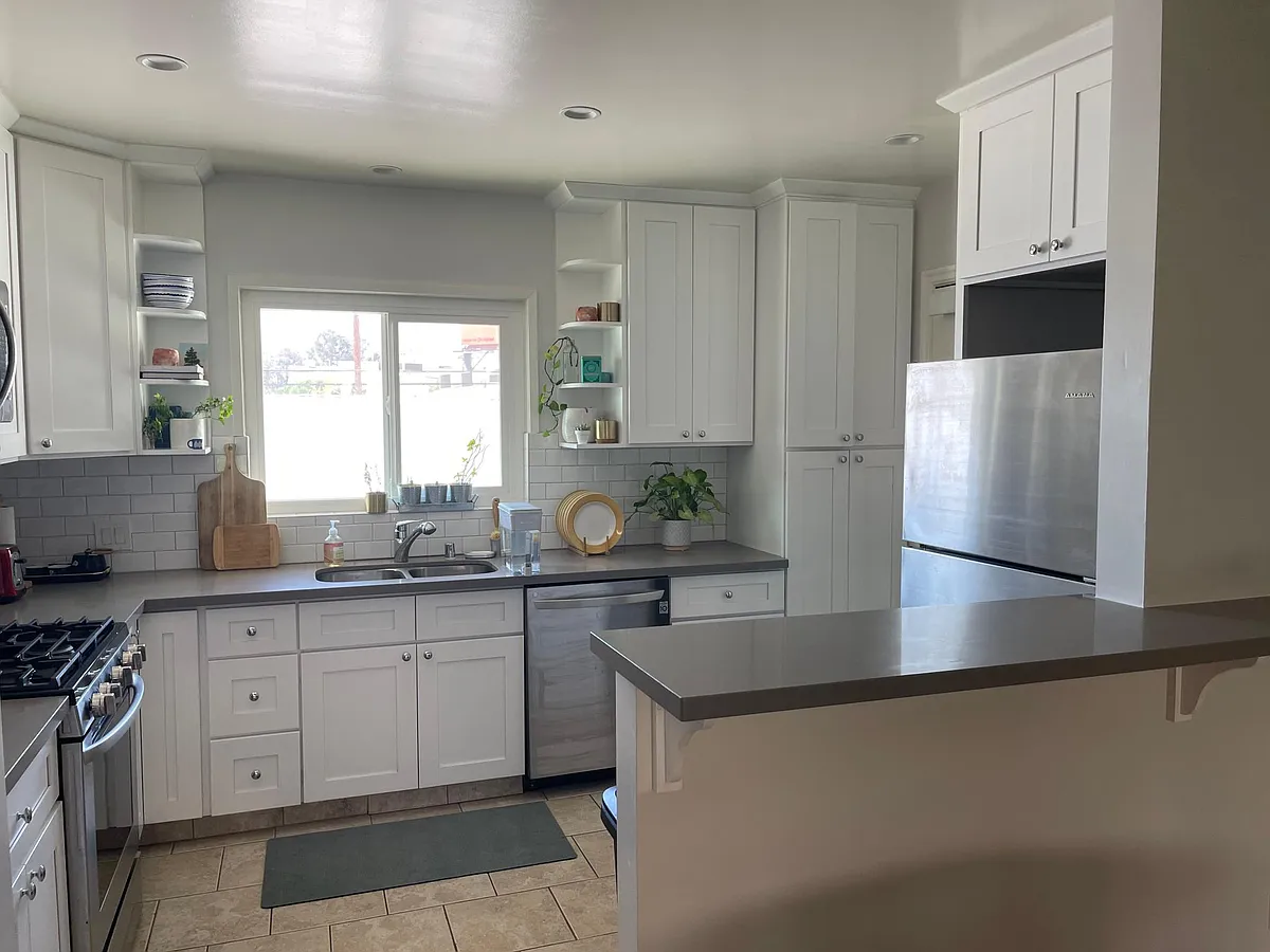 10712 Woodbridge kitchen & island - Woodbridge Cottages