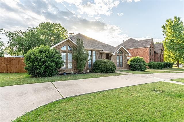 1st image of 631 Sellmeyer Ln