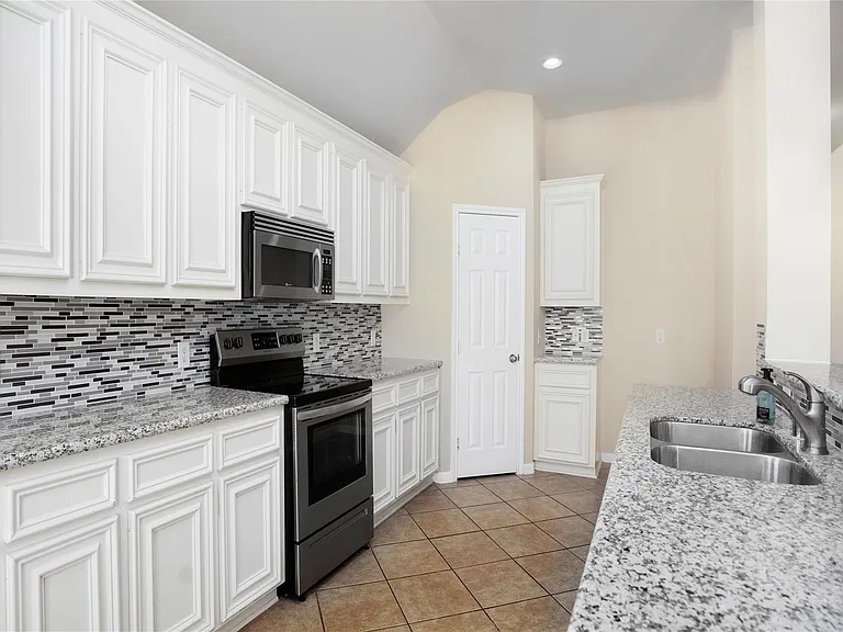 6214 Southcott Ct — Photo 11