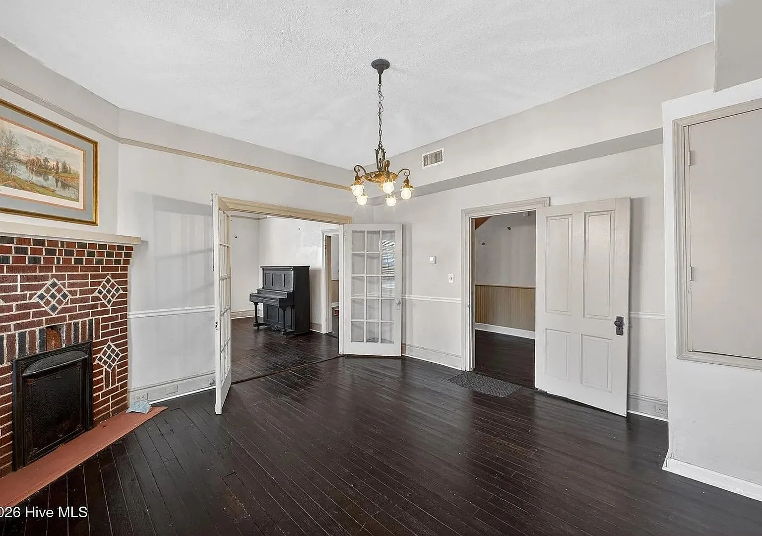 Ideal for Medical Professionals & Students Spacious 5BR Near Downtown — Photo 3