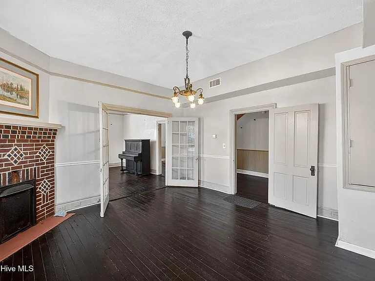 1102 Phillips St — Photo 3