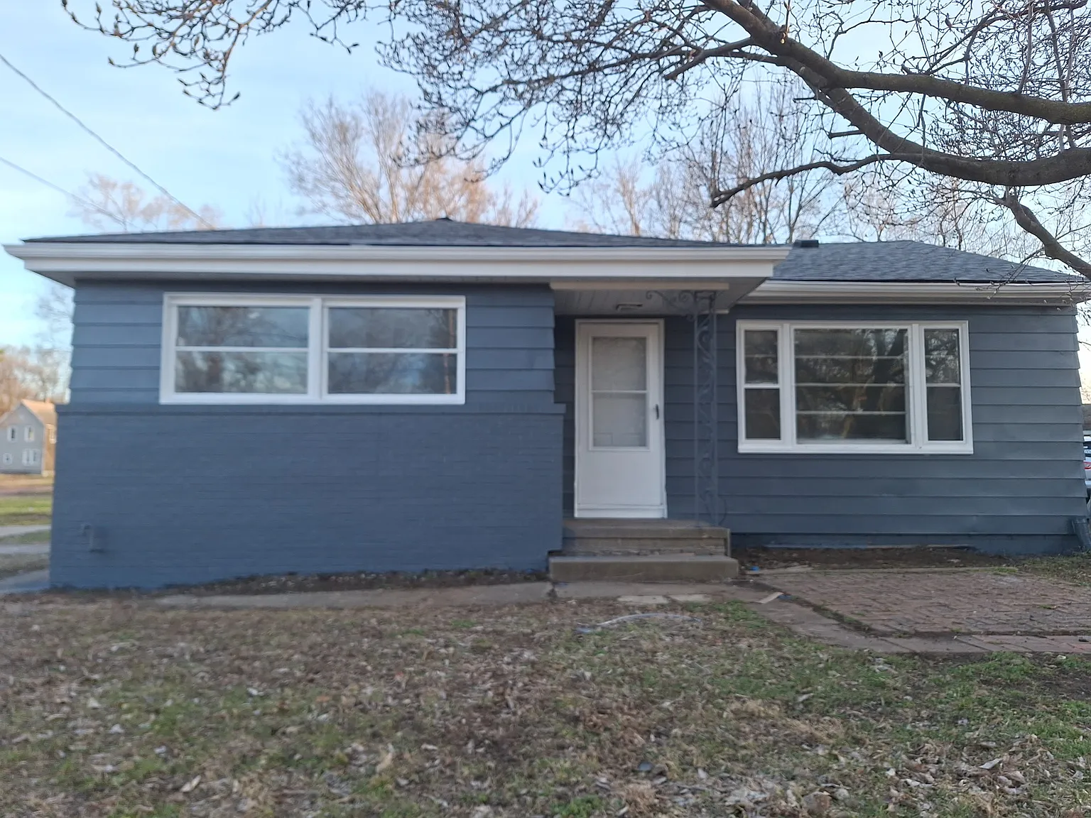 2704 W Garden St photo 1