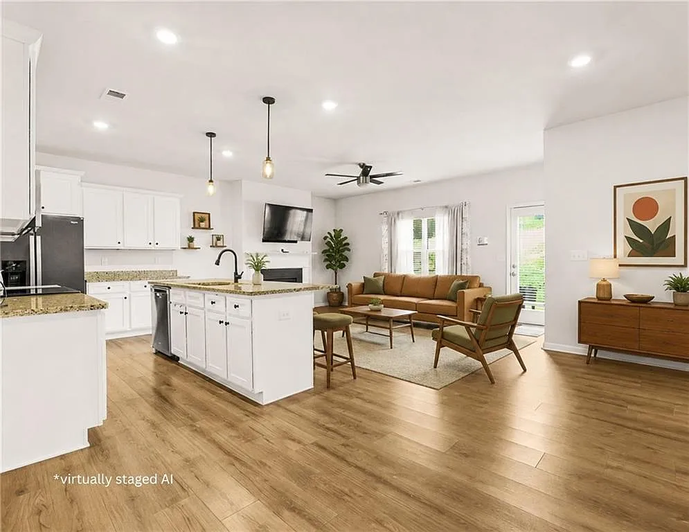 4 bed, 2.5 bath, 1832 sqft, $2,500 — Photo 2