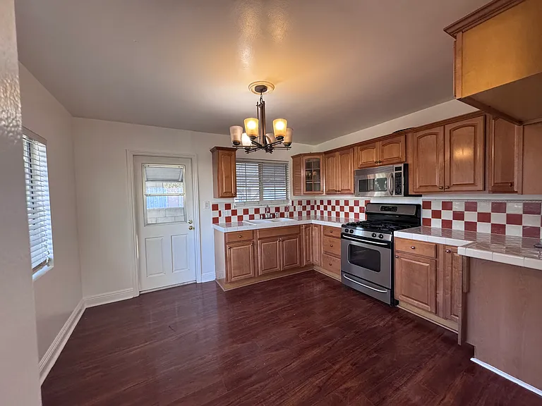 1713 W Victory Blvd #1713 — Photo 3