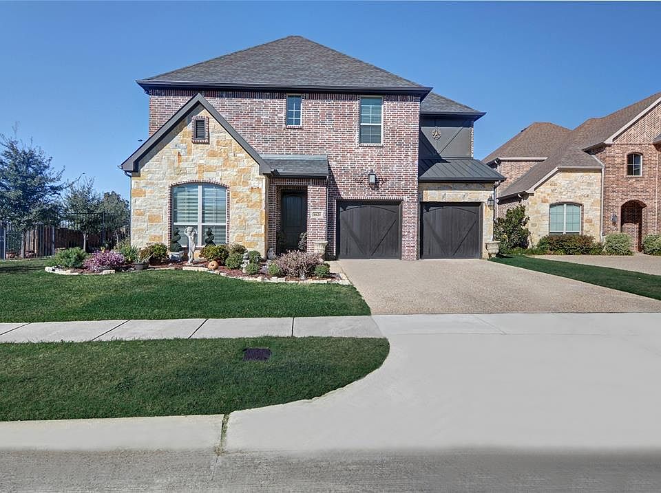 CUSTOM HOME FEATURES GORGEOUS BRICK AND STONE ELEVATION